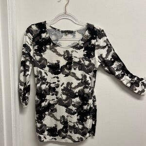 Rose & Olive Monochrome Abstract 3/4 sleeve Top with ruched sleeves and sides